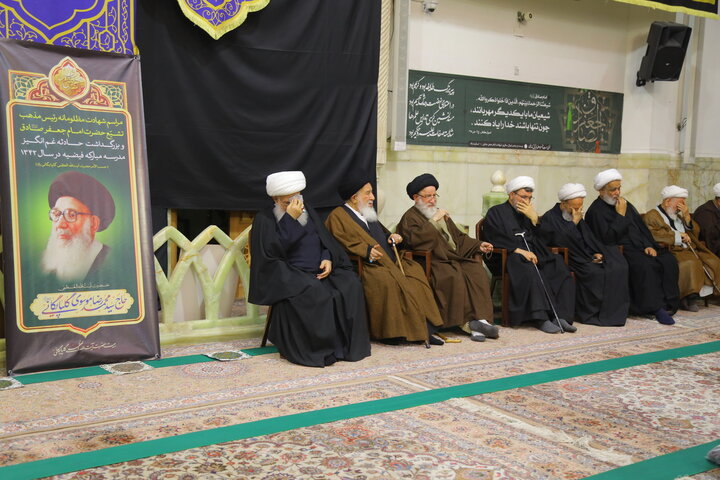 تصاویر / مراسم شهادت امام جعفر صادق (ع) و بزرگداشت حادثه غم انگیز مدرسه مبارکه فیضیه در سال ۱۳۴۲ در حرم حضرت معصومه (س)