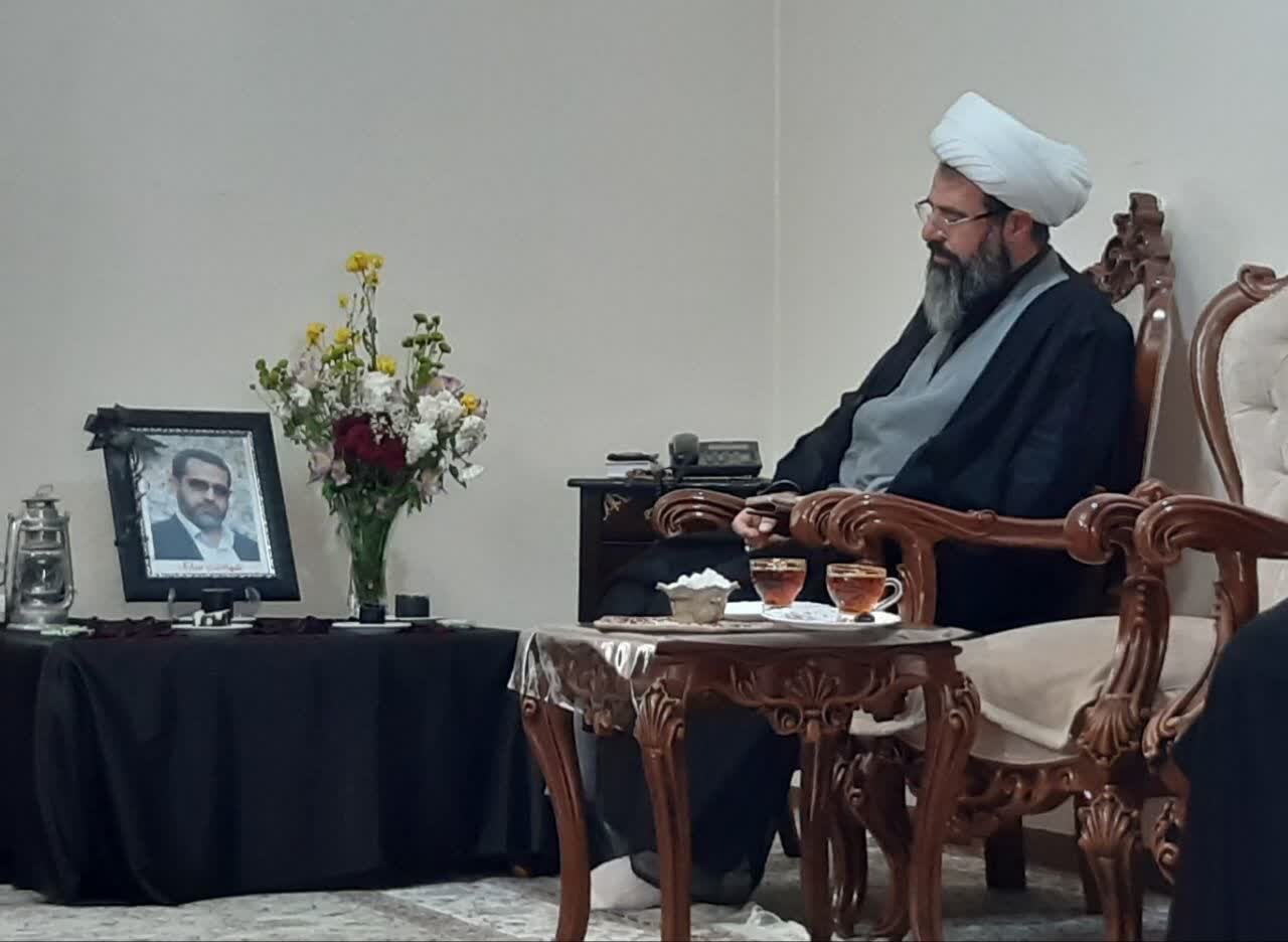 تجدیدمیثاق مدیر حوزه علمیه خواهران استان مرکزی با خانواده شهیدان بادران و هاشمی