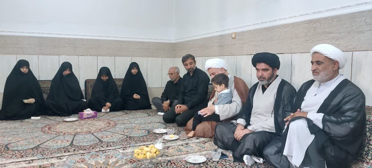 دیدار مدیر منطقه سه حوزه علمیه با خانواده شهید حجت‌الاسلام خاکسار +تصویر