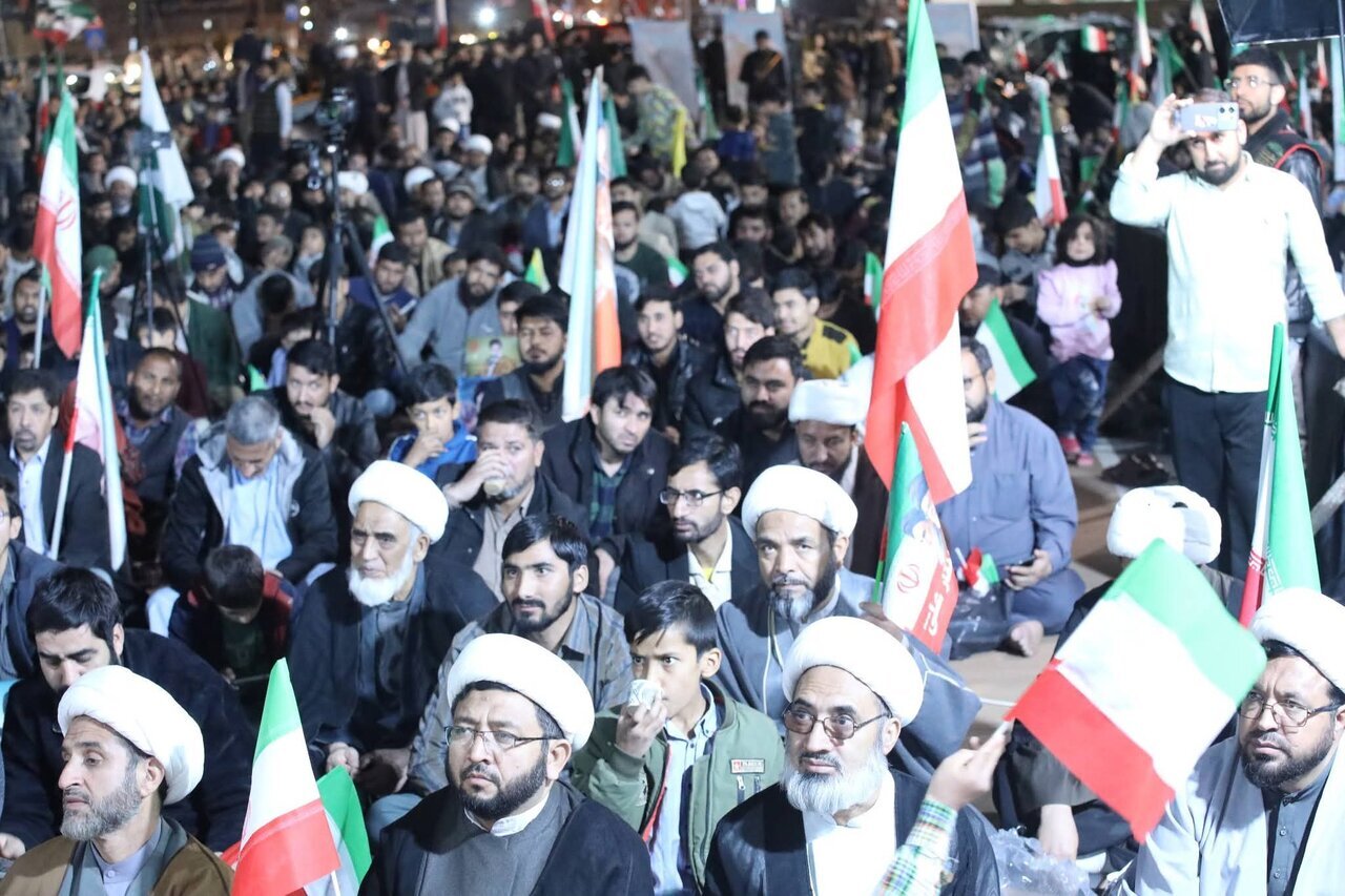 الجالية الباكستانيّة المقيمة في إيران تجدّد البيعة لقائد الثورة الإسلامية