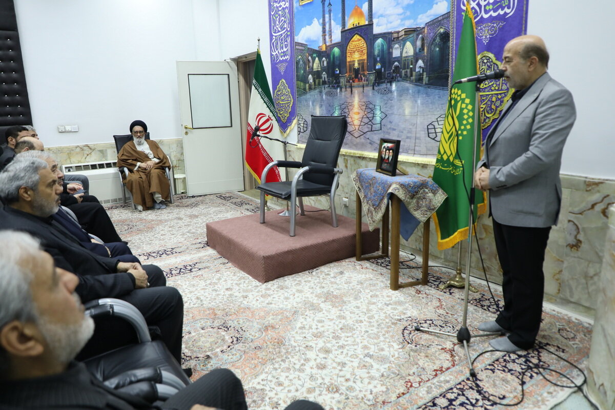 تجلیل تولیت حرم بانوی کرامت از مداحان و ذاکران مدافع انقلاب و حاضر در میدان