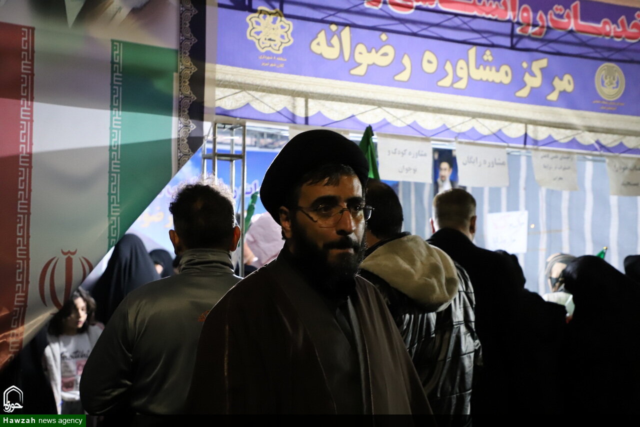 فیلم |  برپایی موکب مشاوره رضوانه در میدان ساعت تبریز همزمان با جنگ رمضان