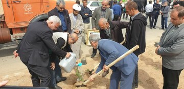 پویش کاشت نهال به یاد رهبر شهید و شهدای دانش آموز میناب در آران و بیدگل