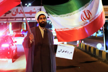 بدرقه متفاوت با همبستگی ملی در عوارضی قم - تهران + عکس و فیلم