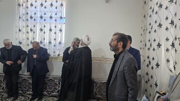 تصاویر/ مدیر حوزه علمیه خواهران یزد بر مزار اولین شهید روستای رحیم آباد گاریزات