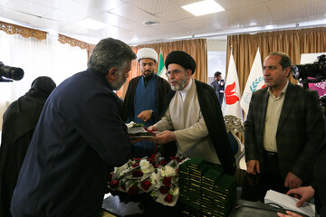 تصاویر / دیدار نماینده آیت‌الله العظمی سیستانی با خانواده شهدای جنگ رمضان در اصفهان