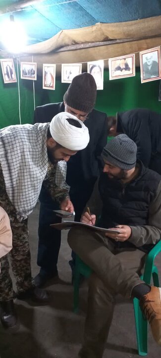تصاویر/ خدمت رسانی طلاب موکب «شهدای روحانی آمل» به شرکت کنندگان در تجمع مردمی
