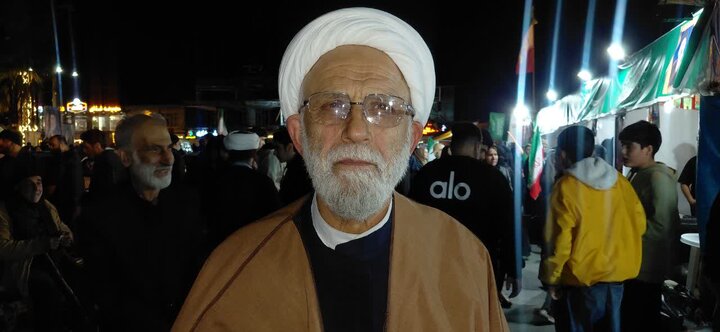 تصاویر/ خدمت رسانی طلاب موکب «شهدای روحانی آمل» به شرکت کنندگان در تجمع مردمی