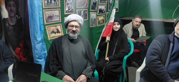 تصاویر/ خدمت رسانی طلاب موکب «شهدای روحانی آمل» به شرکت کنندگان در تجمع مردمی