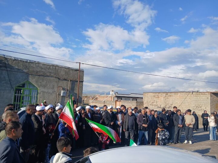 تصاویر/ حضور اساتید و طلاب مدرسه علمیه شاهین دژ در روستاها در قالب کاروان خودرویی