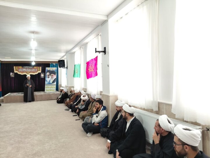 تصاویر/ نشست هم اندیشی طلاب فعال در آموزش شاهین دژ