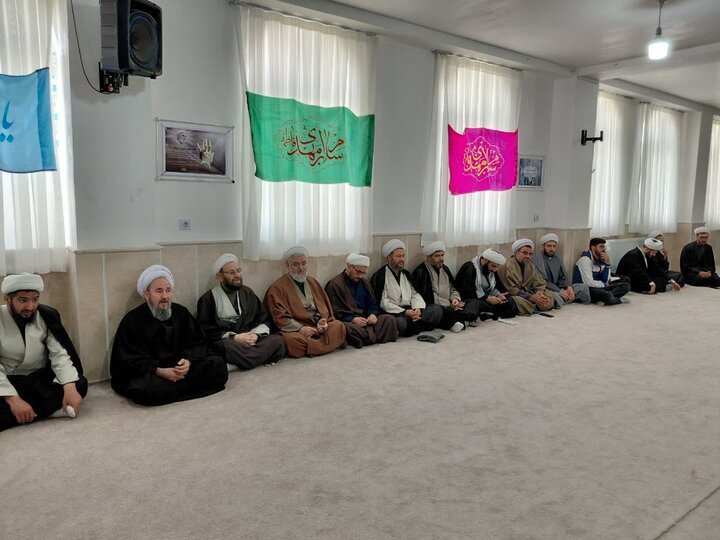 تصاویر/ نشست هم اندیشی طلاب فعال در آموزش شاهین دژ