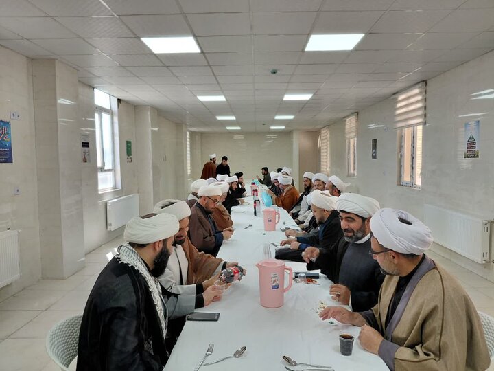 تصاویر/ نشست هم اندیشی طلاب فعال در آموزش شاهین دژ
