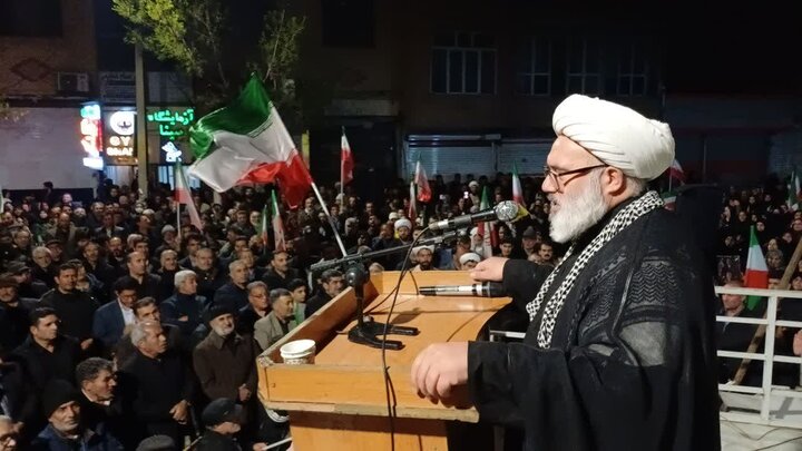 تصاویر/ مردم میاندوآب همچنان پای کار انقلاب در چهل و پنجمین شب متوالی