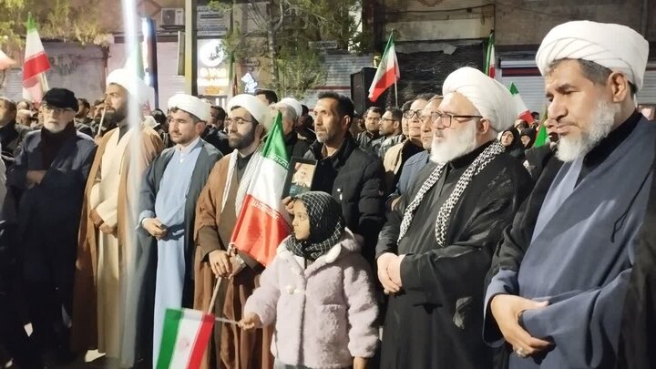 تصاویر/ مردم میاندوآب همچنان پای کار انقلاب در چهل و پنجمین شب متوالی