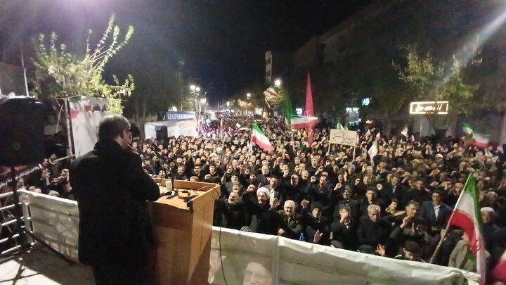 تصاویر/ مردم میاندوآب همچنان پای کار انقلاب در چهل و پنجمین شب متوالی