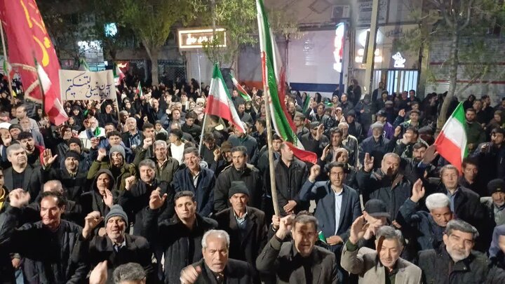 تصاویر/ مردم میاندوآب همچنان پای کار انقلاب در چهل و پنجمین شب متوالی