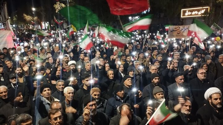 تصاویر/ مردم میاندوآب همچنان پای کار انقلاب در چهل و پنجمین شب متوالی
