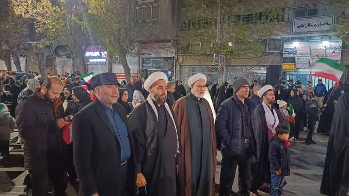 تصاویر/ مردم میاندوآب همچنان پای کار انقلاب در چهل و پنجمین شب متوالی