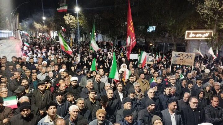 تصاویر/ مردم میاندوآب همچنان پای کار انقلاب در چهل و پنجمین شب متوالی