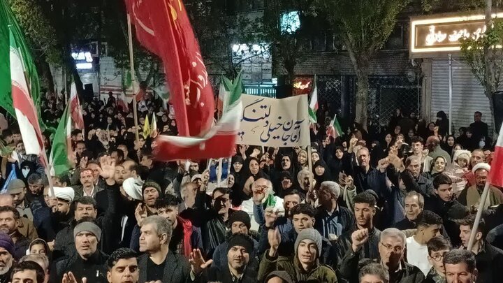 تصاویر/ مردم میاندوآب همچنان پای کار انقلاب در چهل و پنجمین شب متوالی