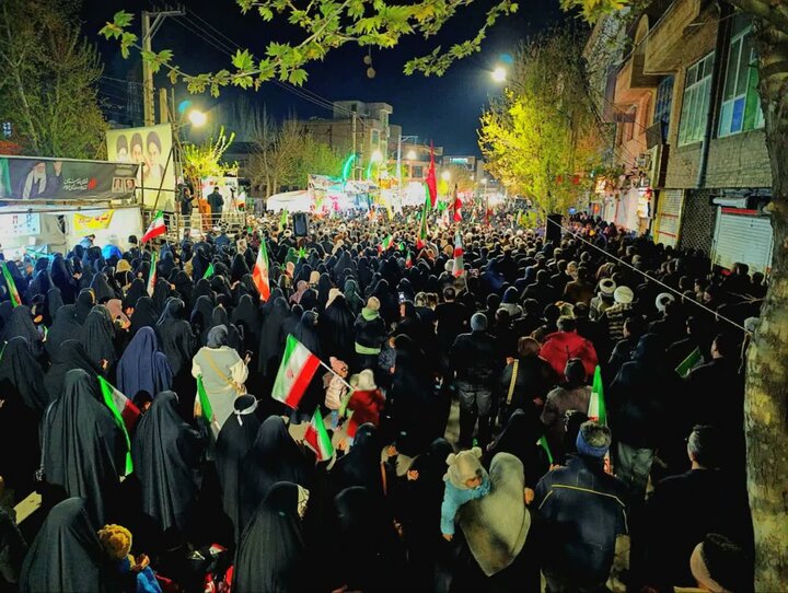 تصاویر/ مردم میاندوآب همچنان پای کار انقلاب در چهل و پنجمین شب متوالی