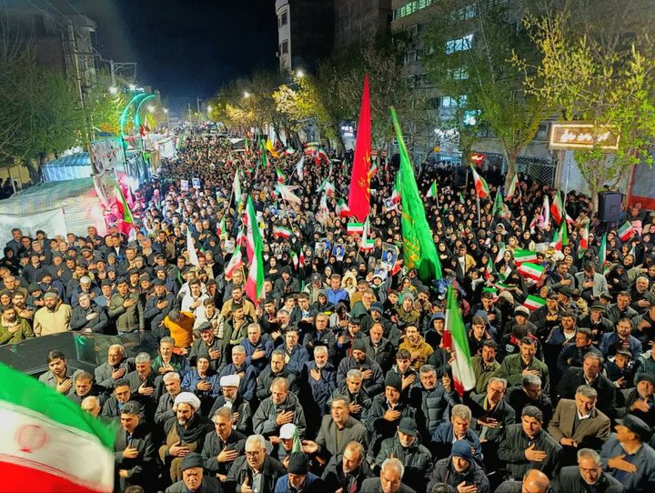 تصاویر/ مردم میاندوآب همچنان پای کار انقلاب در چهل و پنجمین شب متوالی