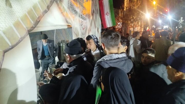 تصاویر/  فعالیت موکب مدرسه علمیه امام خمینی رحمه الله شهرستان خوی در چهل و پنجمین شب از تجمعات مردمی