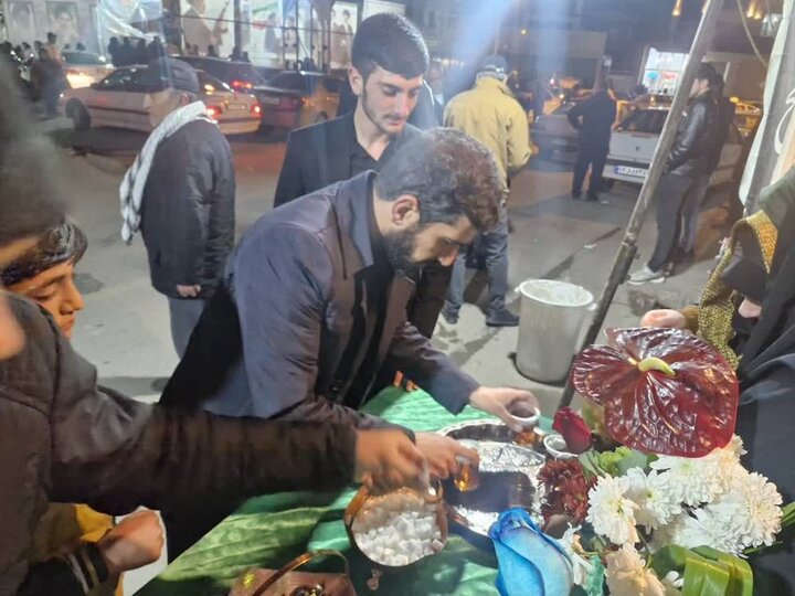 تصاویر/ برپایی ایستگاه صلواتی در تجمعات مردمی به همت مدرسه علمیه حضرت فاطمه الزهرا(سلام الله علیها) ماکو