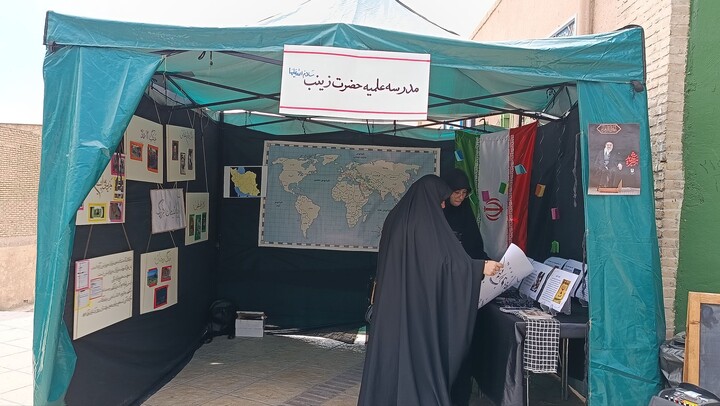 تصاویر/ موکب تبیینی مدرسه علمیه حضرت زینب (س)کرمان در مراسم شهادت امام صادق(ع) در مسیر دسته‌روی هیئات مذهبی