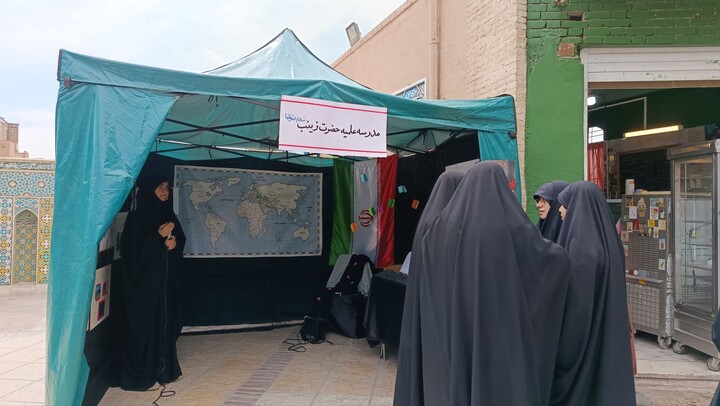 تصاویر/ موکب تبیینی مدرسه علمیه حضرت زینب (س)کرمان در مراسم شهادت امام صادق(ع) در مسیر دسته‌روی هیئات مذهبی