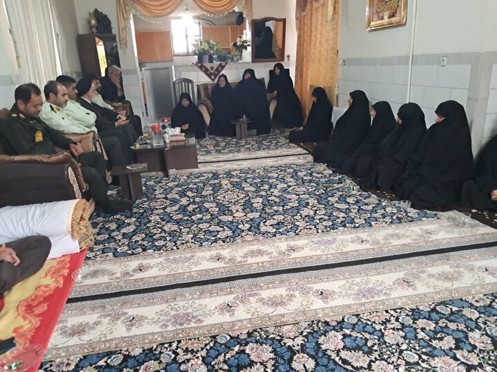 تصاویر/ دیدار با خانواده شهید کوزه ای از شهدای جنگ رمضان در شهداد