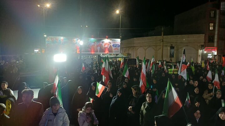تصاویر/چهل و پنجمین شب حضور پرشور مردم ولایتمدار مامونیه در تجدید بیعت با آرمان‌های انقلاب