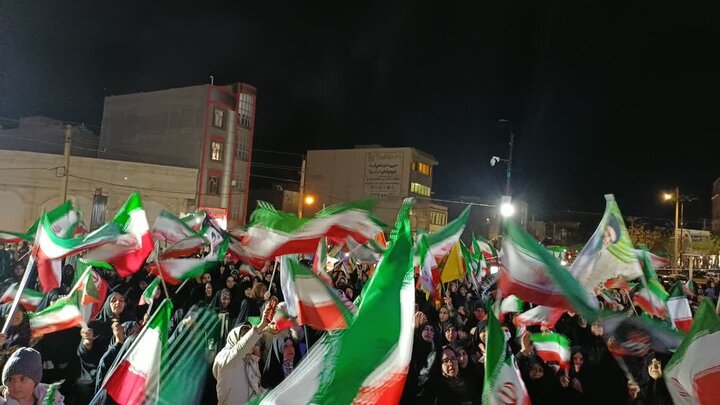تصاویر/چهل و پنجمین شب حضور پرشور مردم ولایتمدار مامونیه در تجدید بیعت با آرمان‌های انقلاب