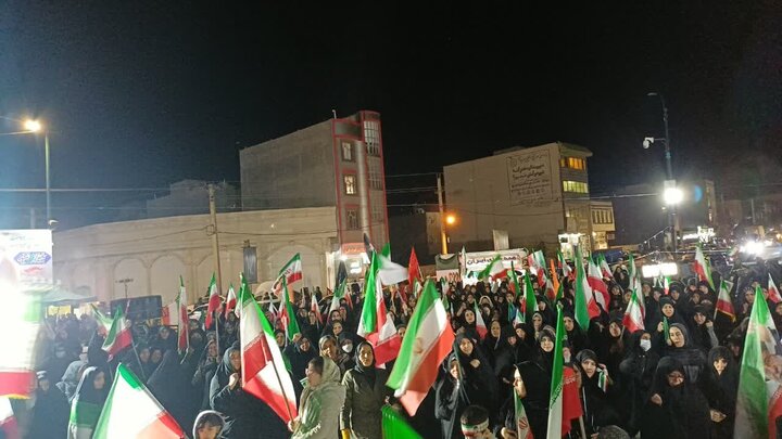 تصاویر/چهل و پنجمین شب حضور پرشور مردم ولایتمدار مامونیه در تجدید بیعت با آرمان‌های انقلاب