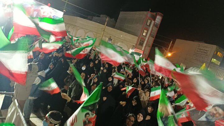 تصاویر/چهل و پنجمین شب حضور پرشور مردم ولایتمدار مامونیه در تجدید بیعت با آرمان‌های انقلاب