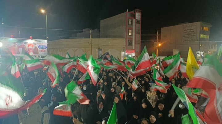 تصاویر/چهل و پنجمین شب حضور پرشور مردم ولایتمدار مامونیه در تجدید بیعت با آرمان‌های انقلاب