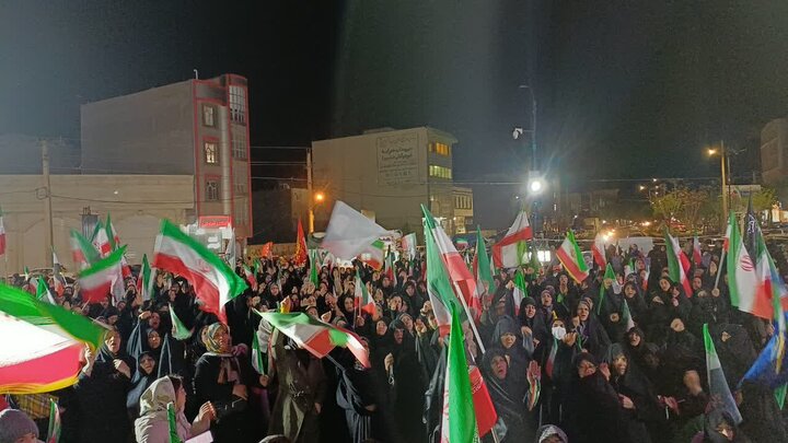 تصاویر/چهل و پنجمین شب حضور پرشور مردم ولایتمدار مامونیه در تجدید بیعت با آرمان‌های انقلاب