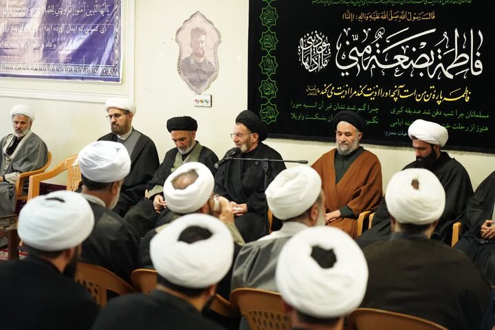 تصاویر/دیدار نماینده ولی فقیه در لرستان با حوزویان بروجرد