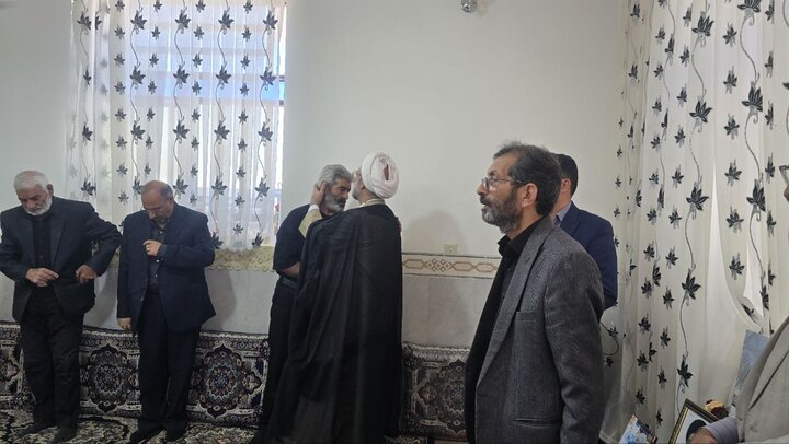 حضور مدیر حوزه علمیه خواهران یزد بر مزار اولین شهید روستای رحیم آباد گاریزات