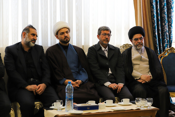 تصاویر / دیدار نماینده آیت‌الله سیستانی با خانواده شهدای جنگ رمضان در اصفهان