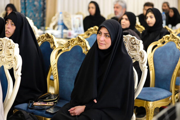 تصاویر / دیدار نماینده آیت‌الله سیستانی با خانواده شهدای جنگ رمضان در اصفهان