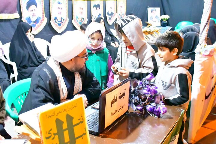 تصاویر / استمرار فعالیت های تبلیغی اساتید مدرسه علمیه تکاب در جنگ رمضان