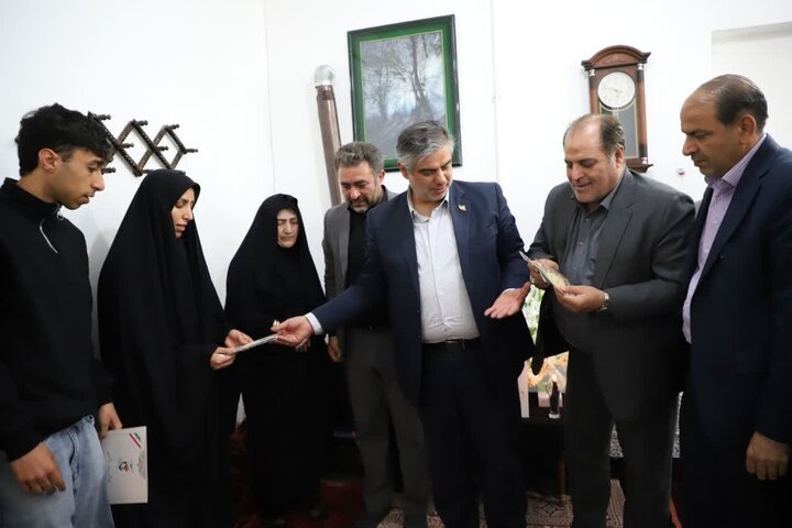 تصاویر/دیدار استاندار مرکزی با خانواده سردار شهید حسن کبیری از شهدای جنگ رمضان