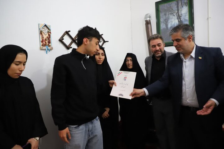 تصاویر/دیدار استاندار مرکزی با خانواده سردار شهید حسن کبیری از شهدای جنگ رمضان