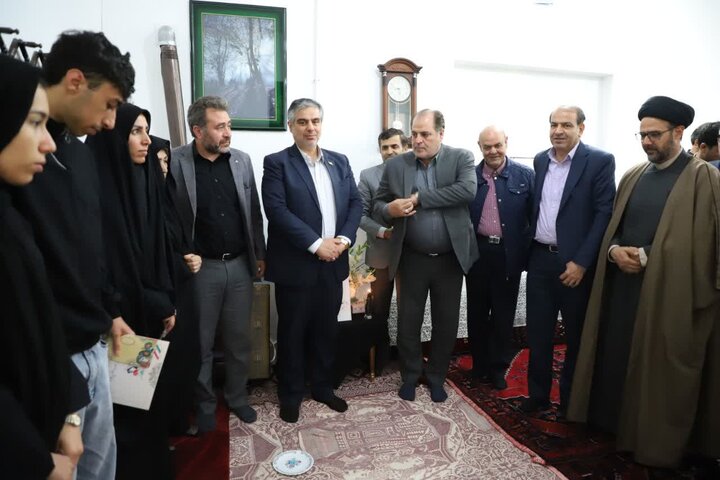 تصاویر/دیدار استاندار مرکزی با خانواده سردار شهید حسن کبیری از شهدای جنگ رمضان