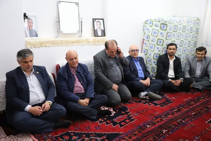 تصاویر/دیدار استاندار مرکزی با خانواده سردار شهید حسن کبیری از شهدای جنگ رمضان