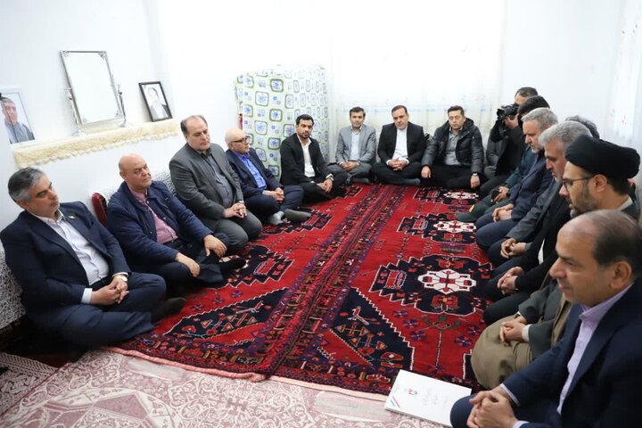تصاویر/دیدار استاندار مرکزی با خانواده سردار شهید حسن کبیری از شهدای جنگ رمضان
