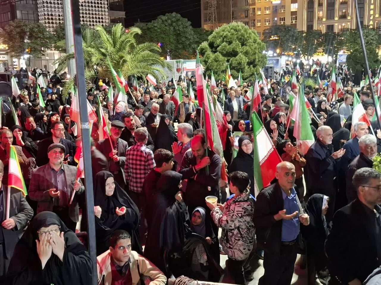 فیلم | چهل و پنجمین تجمع شبانه مردمی کاشان در میدان امام خامنه ای (ره)