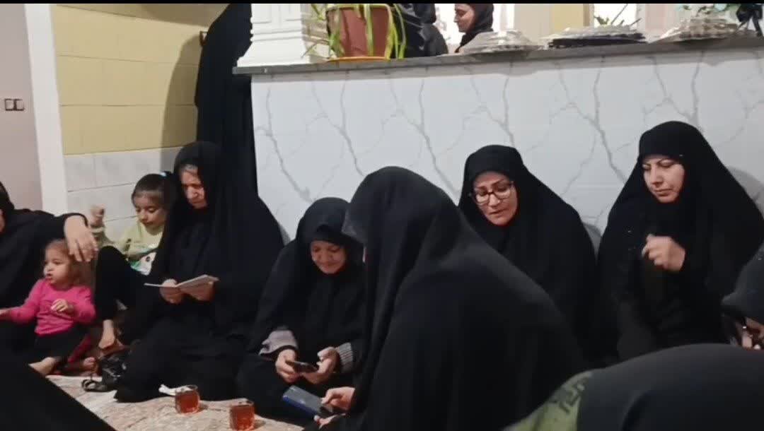 طلاب و اساتید مدرسه علمیه نجمه خاتون تکاب با خانواده شهید «یوسف عیدی» دیدار کردند+ عکس